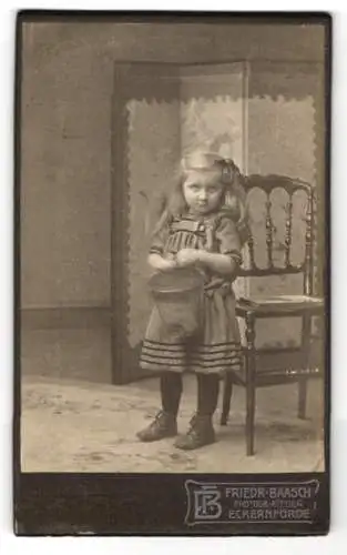 Fotografie Friedr. Baasch, Eckernförde, Kleines Mädchen im Kleid mit Eimer