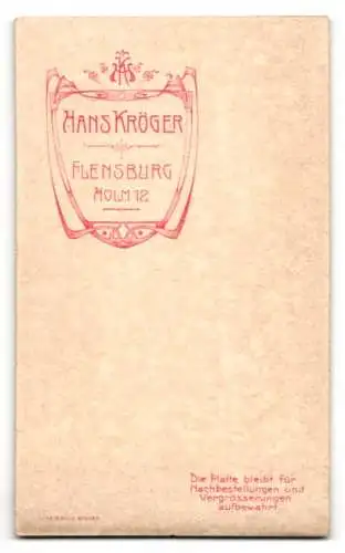 Fotografie Hans Kröger, Flensburg, Holm 12, Junge Dame im schwarzen Kleid