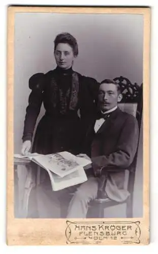 Fotografie Hans Kröger, Flensburg, Holm 12, Junges Paar in eleganter Kleidung