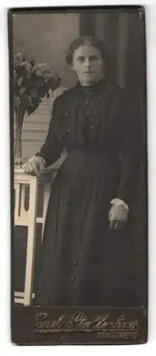 Fotografie Carl Stallechner, Trostberg, Bürgerliche Dame im schwarzen taillierten Kleid mit stoischem Blick