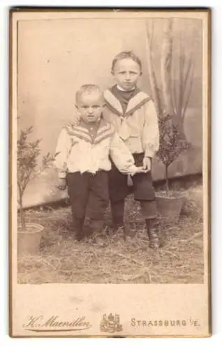Fotografie K. Maendlen, Strassburg i. E., Nicolausring, Zwei kleine Brüder im Matrosenoutfit mit gezwungenen Blicken