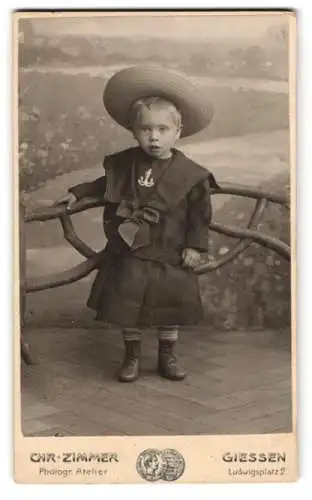 Fotografie Chr. Zimmer, Giessen, Ludwigsplatz 2, Kleiner Junge mit grosskrempigem Hut im Matrosenkostüm