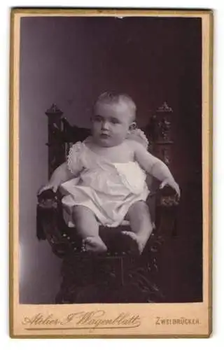Fotografie J. Wagenblatt, Zweibrücken, Kleines Kind im weissen Gewand auf einem kleinen Thron