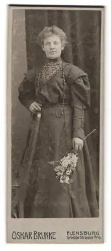 Fotografie Oskar Brunke, Flensburg, Grosse Strasse 15 /19, Bürgerliche Dame im dunklen Kleid mit einem Strauss Blumen