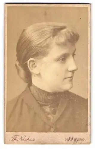 Fotografie Th. Nauhaus, Hamburg, Bürgerliche Frau mit zurückgestecktem Haar mit kurzem Pony, im Seitenportrait