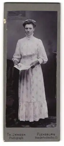 Fotografie Th. Jensen, Flensburg, Norderhofenden 15, Junge Frau im weissen gemusterten Kleid mit einem Heft in der Hand