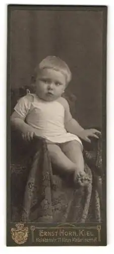 Fotografie Ernst Horn, Kiel, Holstenstr. 21, Blondes kleines Kind im weissen Gewand mit Pausbacken