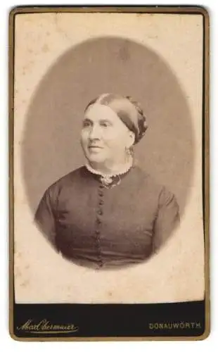 Fotografie Max Obermaier, Donauwörth, Bürgerliche Dame mit aufwendig zurückgestecktem Haar und einer Brosche
