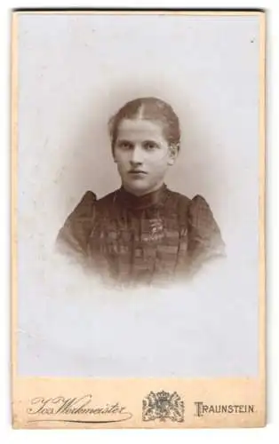 Fotografie Jos. Werkmeister, Traunstein, Ludwigstr. 14, Jugendliches Mädchen mit lockigem Haar im karierten Kleid