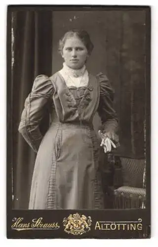 Fotografie Hans Strauss, Altötting, Schlotthammerstr. 1, Junge Dame im taillierten Kleid, eine Hand hinter dem Rücken