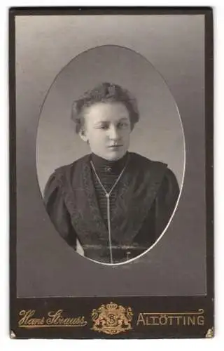 Fotografie Hans Strauss, Altötting, Schlotthammerstr. 1, Junge Dame mit zurückgestecktem Haar im Kleid mit Revers