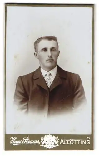 Fotografie Hans Strauss, Altötting, Schlotthammerstr. 1, Junger Mann mit kurzem Haar und Schnurrbart im Anzug