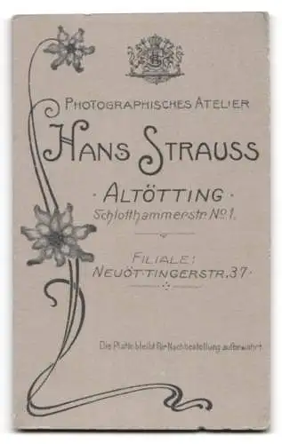 Fotografie Hans Strauss, Altötting, Schlotthammerstr. 1, Junger Mann mit kurzem Haar und Schnurrbart im Anzug