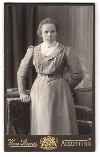 Fotografie Hans Strauss, Altötting, Schlotthammerstr. 1, Junge Dame im taillierten Kleid, eine Hand hinter dem Rücken