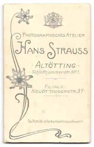 Fotografie Hans Strauss, Altötting, Schlotthammerstr. 1, Junge Dame mit adretter Frisur im Kleid mit besticktem Revers