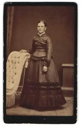 Fotografie Chr. Beitz, Arnstadt, Junge Dame im taillierten Kleid mit aufwendig hochgestecktem Haar