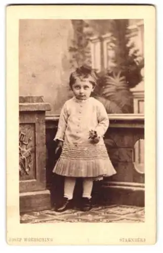 Fotografie Josef Woersching, Starnberg, Kleines Mädchen mit kurzem Haar und einer Blume in der Hand