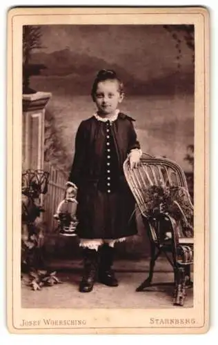 Fotografie Josef Woersching, Starnberg, Junges Mädchen im dunklen Kleid mit einem Korb Blumen in der Hand