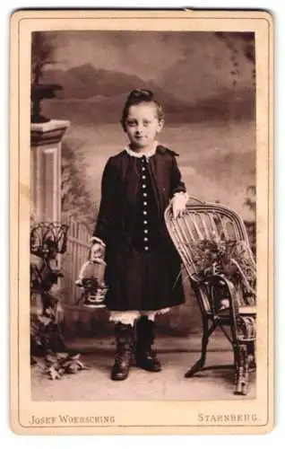 Fotografie Josef Woersching, Starnberg, Junges Mädchen im schwarzen Kleid mit einem Korb Blumen in der Hand