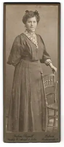 Fotografie Julius Rogall, Lübeck, Beckergrube 9, Junge Dame im taillierten Kleid mit zwei Schleifen im Haar