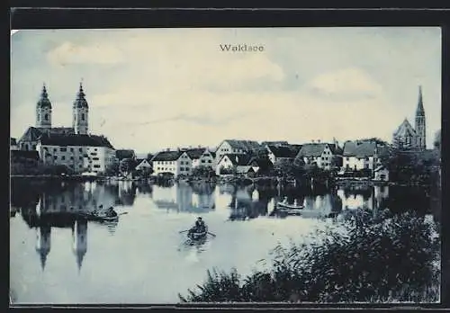 AK Waldsee / Württ., Uferpartie mit Blick auf die Ortschaft