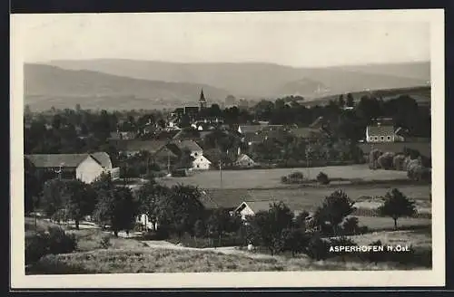 AK Asperhofen /N.-Öst., Gesamtansicht gegen die Berge