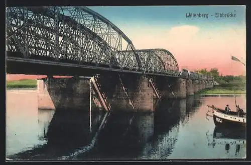 AK Wittenberg / Elbe, Ein Schiff fährt unter der Elbbrücke