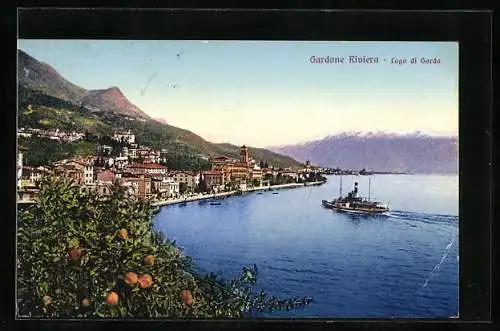 AK Gardone Riviera /Lago di Garda, Panoramablick auf den Ort, Dampfer