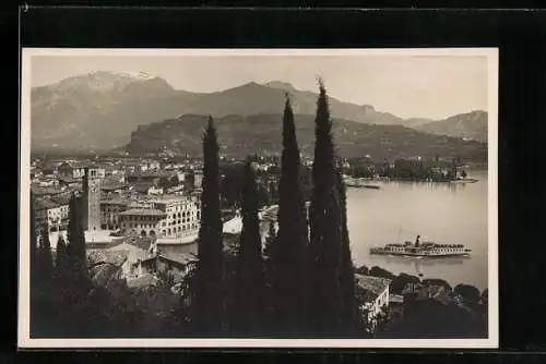 AK Riva /Lago di Garda, Ortsansicht mit auslaufendem Dampfer