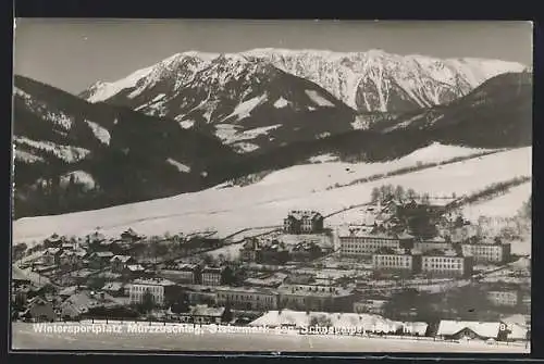 AK Mürzzuschlag /Steiermark, Ortsansicht im Winter geg. Schneealpe