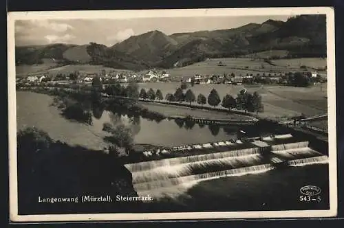 AK Langenwang, Ortsansicht mit Bergpanorama, Flusswehr