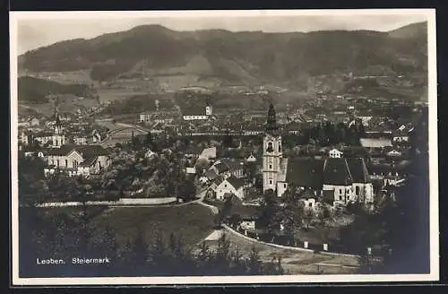 AK Leoben /Steiermark, Ortsansicht mit der Kirche aus der Vogelschau