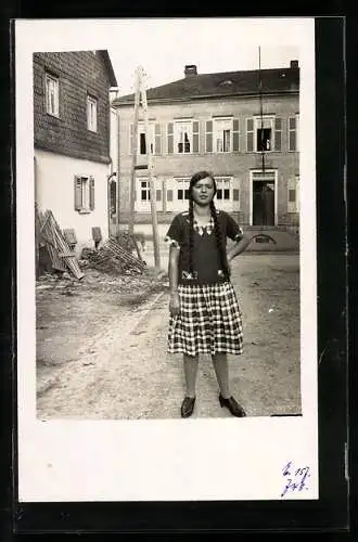 Foto-AK Weisel a. Rhein, Else Sipp vor der alten Schule, 1927
