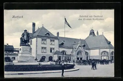 AK Herford, Bahnhof mit Denkmal des Grossen Kurfürsten