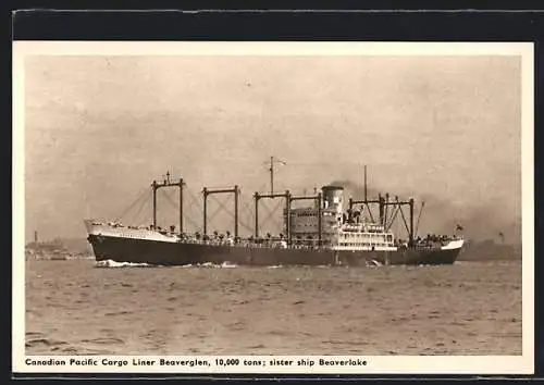 AK Canadian Pacific Cargo Liner Beaverglen, Handelsschiff vor der Küste