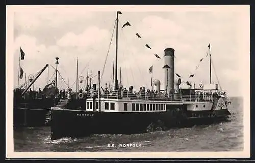 AK S.S. Norfolk mit Passagieren an Deck vor Kai, Passagierschiff