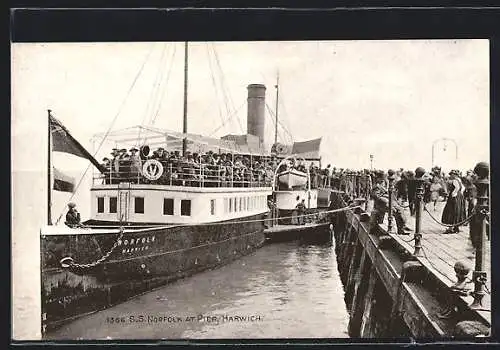 AK Harwich, Dampfer SS Norfolk angelegt am Pier, Passagiere beim Ein- und Aussteigen