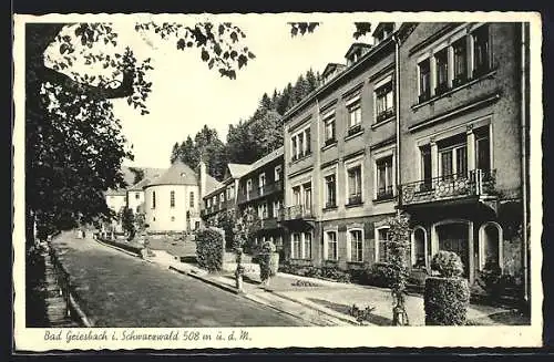 AK Bad Griesbach i. Schwarzwald, Kurhaus St. Anna und Schwarzwaldbau mit Kapelle