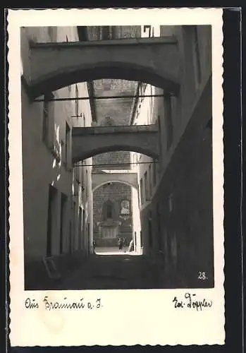 AK Braunau a. I., Gasse zwischen den Wohnhäusern