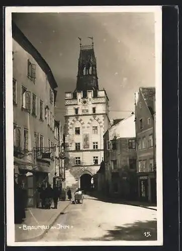 AK Braunau am Inn, Strassenpartie mit Gebäudeansicht