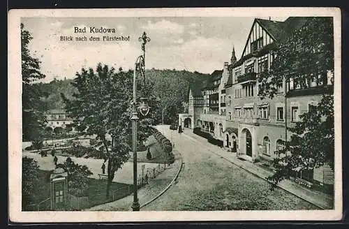 AK Bad Kudowa, Strassenpartie mit Blick nach dem Fürstenhof