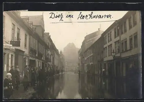 Foto-AK Diez /Lahn, Hochwasser 1913, Strassenpartie mit Geschäften