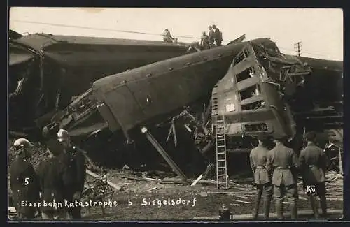 Foto-AK Siegelsdorf / Veitsbronn, Eisenbahnkatastrophe 10. Juni 1928, entgleister Schnellzug
