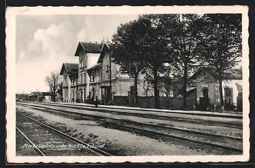 AK Göpfritz an der Wild, Bahnhof von der Gleisseite im Sonnenschein