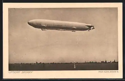 AK Zeppelin Sachsen am Himmel mit winkenden Passanten