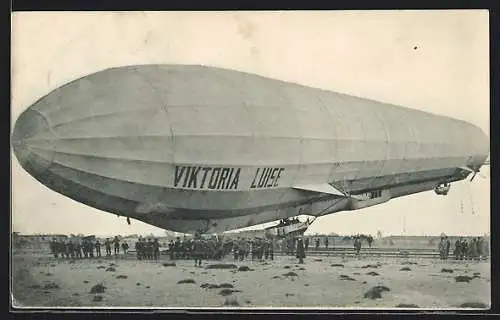 AK Zeppelin Viktoria Luise am Boden
