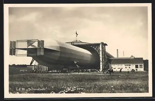 AK Zeppelin LZ 10 Schwaben wird aus dem Hangar geholt