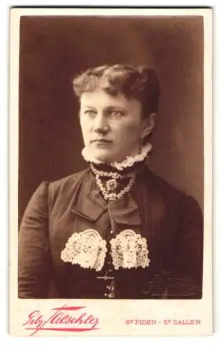 Fotografie Gebr. Taeschler, St. Gallen, Schöne Frau in hochgeschlossenem Kleid