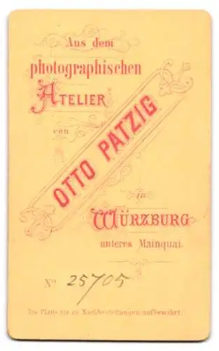 Fotografie Otto Patzig, Würzburg, unteres Mainquai, Süsses Kleinkind in weissem Kleid