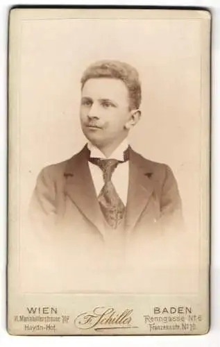 Fotografie Friedrich Schiller, Wien, Mariahilferstrasse 107, Portrait eleganter junger Mann mit Schnurrbart und Krawatte